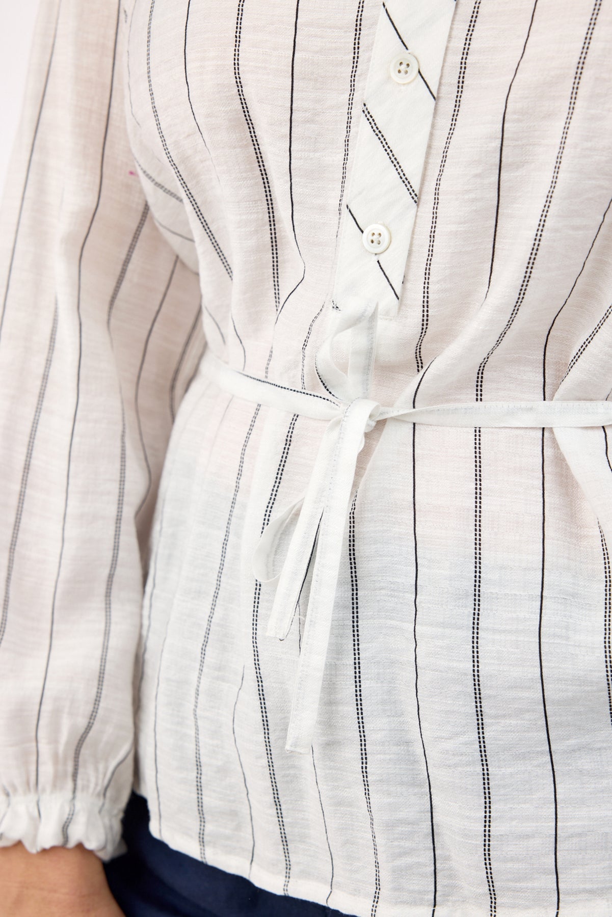 Langærmet Bluse - Off White / Sort - Med Bindebånd