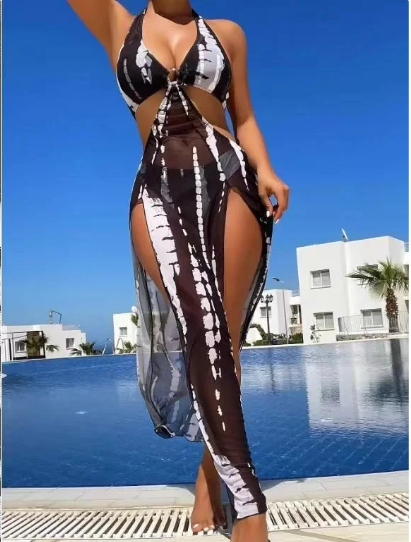 Signe – 2-delt stribet bikini med halterneck og ringdetaljer i sort – Fiora Nord København