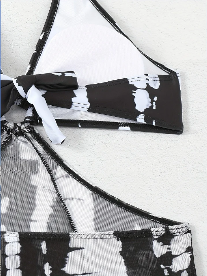 Signe – 2-delt stribet bikini med halterneck og ringdetaljer i sort – Fiora Nord København